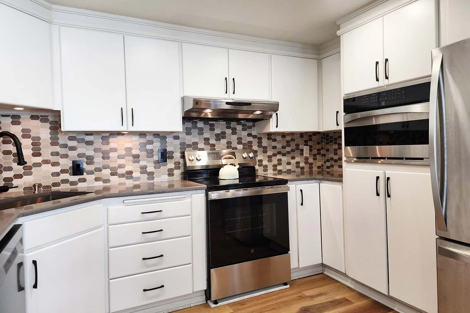 The Captain's Bounty fully equipped kitchen with stainless appliances